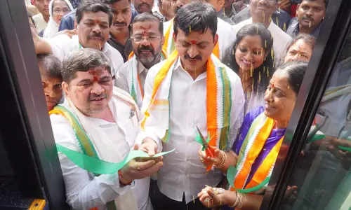 Minister ने वारंगल में 50 इलेक्ट्रिक बसों का शुभारंभ किया