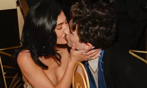 काइली जेनर ने Golden Globes 2025 में बॉयफ्रेंड टिमोथी चालमेट को किस किया