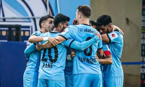 रोमांचक मुकाबले में मुम्बई सिटी FC ने ओजी ब्लंडर के बाद ईस्ट बंगाल के खिलाफ 3-2 से जीत दर्ज की रोमांचक मुकाबले में मुम्बई सिटी FC ने ओजी ब्लंडर के बाद ईस्ट बंगाल के खिलाफ 3-2 से जीत दर्ज की