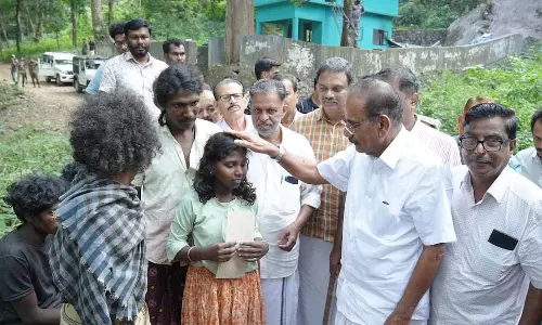Kerala : जंगली हाथी के हमले के पीड़ित को 5 लाख रुपए की सहायता राशि सौंपी गई Kerala : जंगली हाथी के हमले के पीड़ित को 5 लाख रुपए की सहायता राशि सौंपी गई