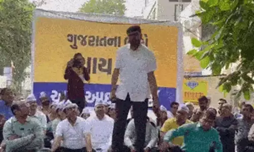 Gujarat में जनसभा के दौरान आप नेता ने बेल्ट से खुद को पीटा