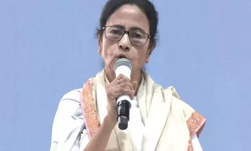 CM ममता बनर्जी ने बांग्लादेशी जेल से रिहा हुए भारतीय मछुआरों को सम्मानित किया CM ममता बनर्जी ने बांग्लादेशी जेल से रिहा हुए भारतीय मछुआरों को सम्मानित किया