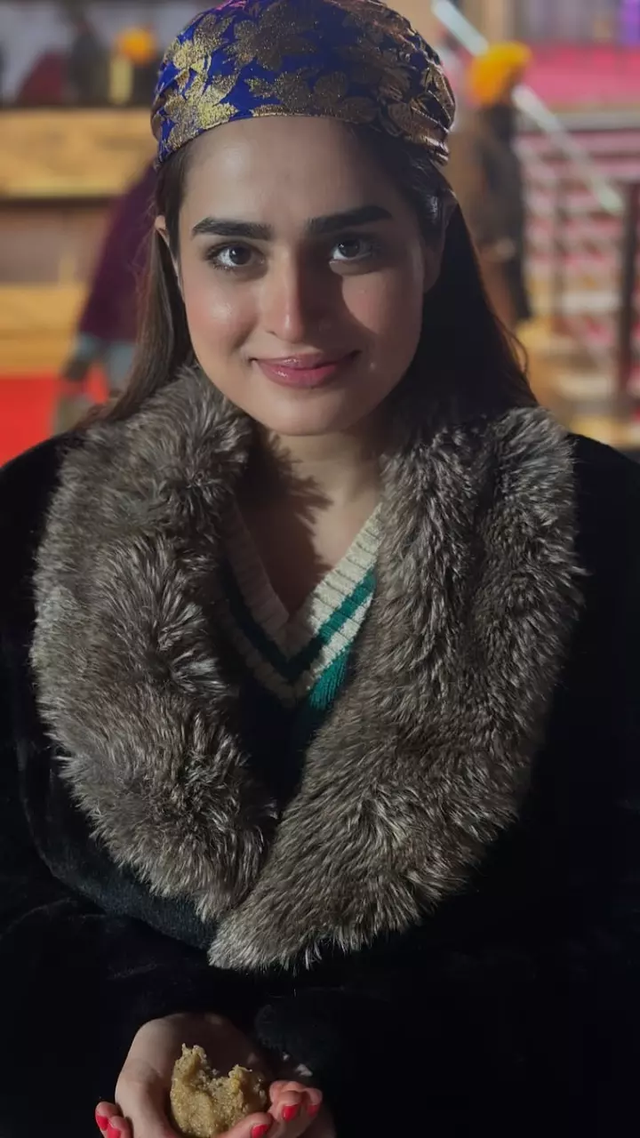आयशा खान का क्यूट लुक दिखा