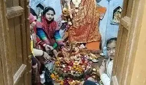 संभल में मिला मंदिर भगवा रंग में आ रहा नजर, भक्तों की लगी भीड़