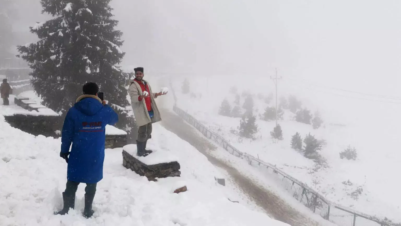 Srinagar सफेद रंग से ढकी ऊंची चोटियां