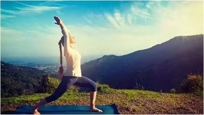 Yoga Tips: ठंड के कारण अकड़ जाते हैं आपके पैर तो करें इन योगासनों का अभ्यास