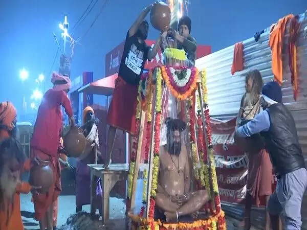 Maha Kumbh: नागा साधुओं के अनोखे हठ योग ने भक्तों को किया मंत्रमुग्ध