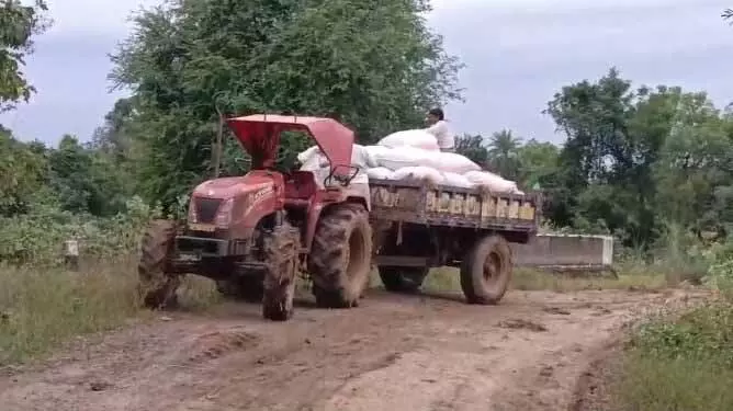 Paralakhemundi किसान आंध्र के व्यापारियों को मजबूरी में धान बेच रहे