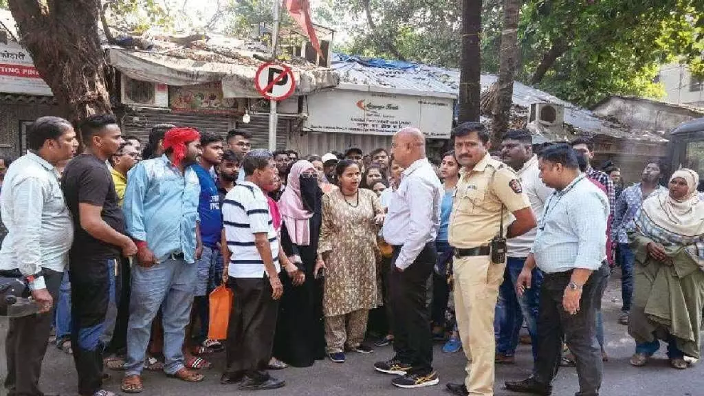 आभूषण निर्माता के दफ्तर के बाहर तनाव:विदेशी कंपनी द्वारा निवेशकों से धोखाधड़ी