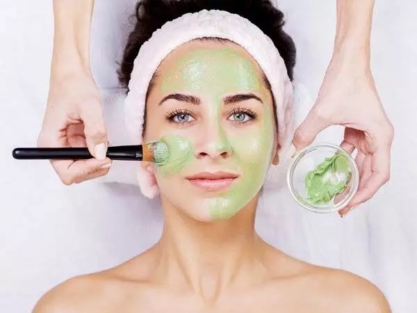 Skin Care: किचन में मिलने वाली 4 चीजों से बनाएं स्क्रब, पाएं ग्लोइंग स्किन