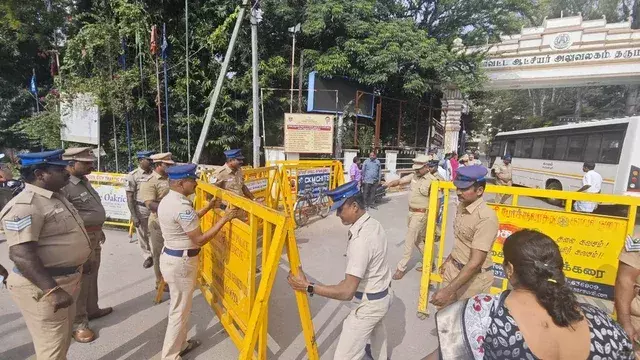 Tamil Nadu: धर्मपुरी कलेक्ट्रेट में भारी पुलिस बल की मौजूदगी