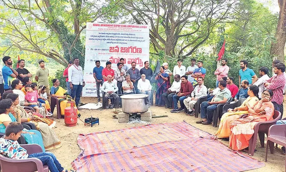 Visakha उक्कु परिरक्षण पोराटा समिति ने बाइक रैली का आयोजन किया