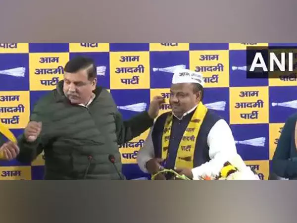 पूर्व बसपा नेता मदन मोहन और उनकी पत्नी AAP में शामिल हुए