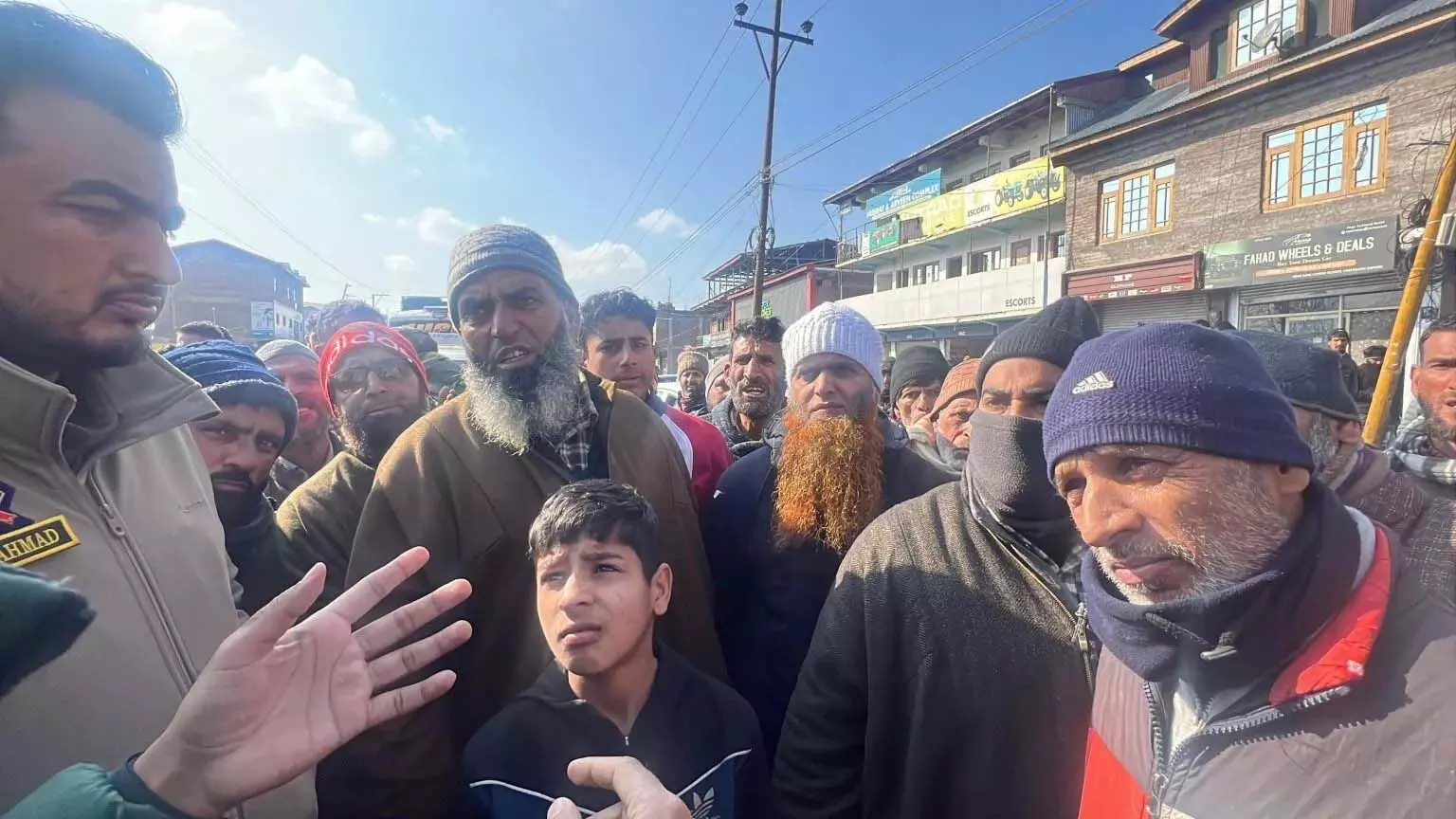 Sopore में पानी की कमी को लेकर विरोध प्रदर्शन, स्थानीय लोगों ने सड़क जाम की