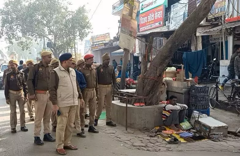 Sant Kabir Nagar: यातायात पुलिस ने लोगो को जागरुक कर हटवाया अतिक्रमण