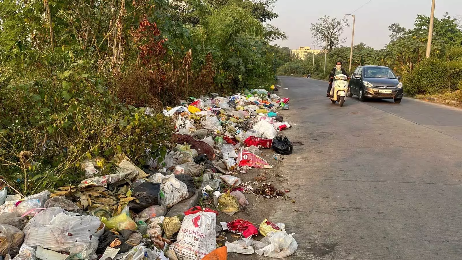 Guwahati : बारोवरी-खरघुली रोड पर कूड़े के ढेर से परेशानी