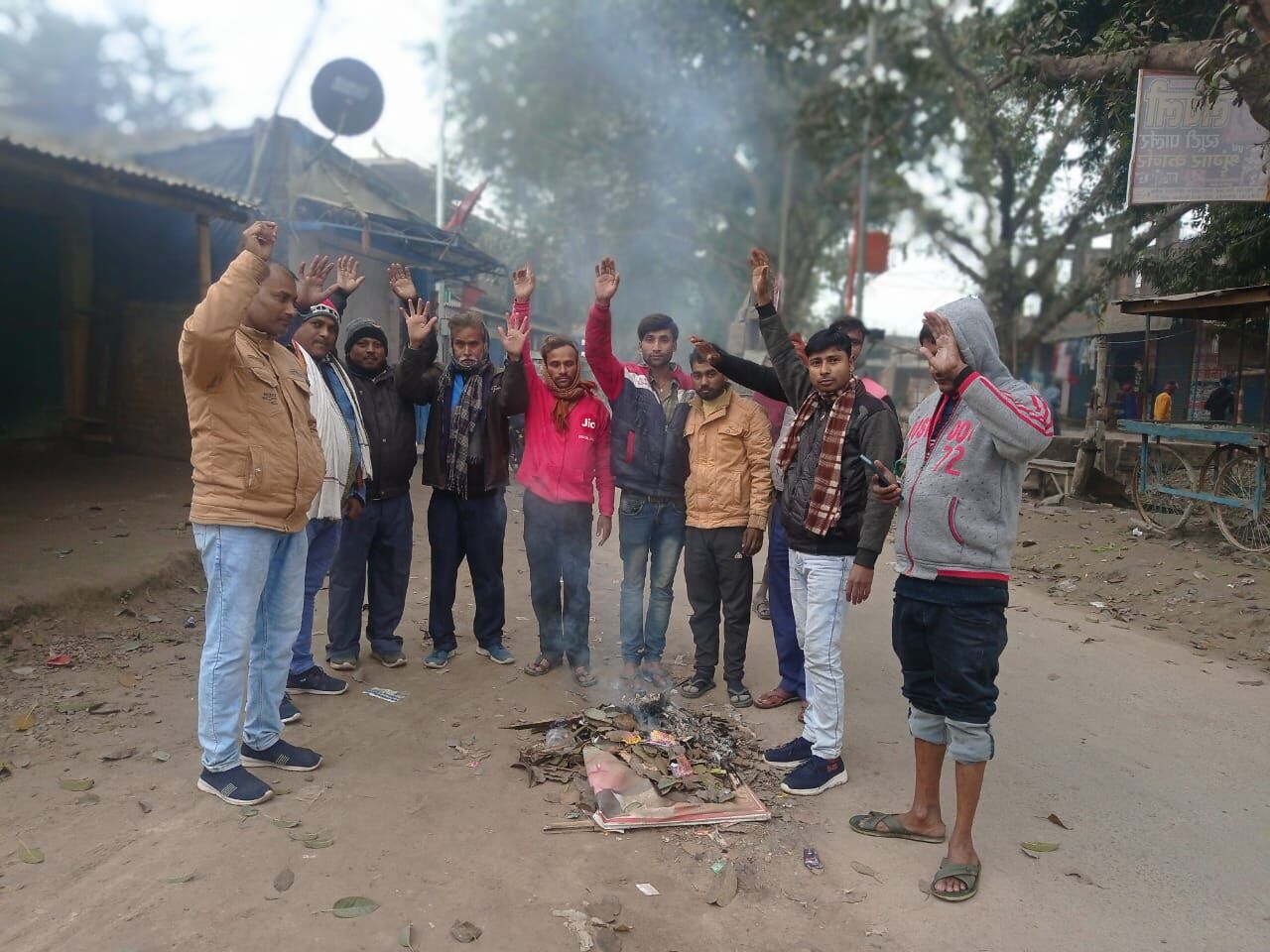 Kushinagar: अलाव की मांग को लेकर किया प्रदर्शन