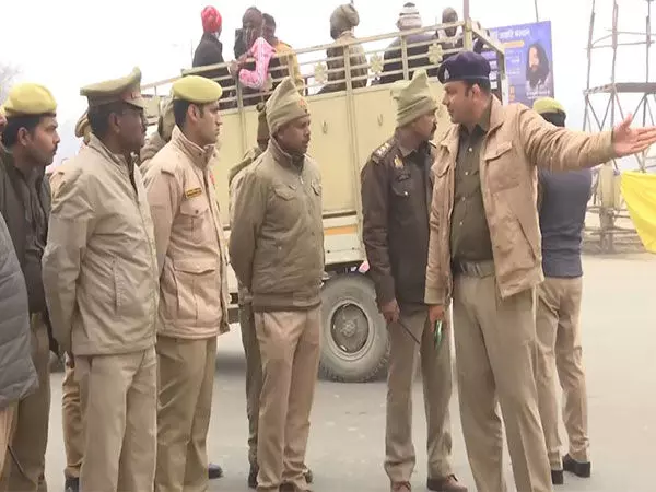 Maha Kumbh: पुलिस ने संगम घाट, पंटून पुलों और चौराहों पर सघन सुरक्षा जांच की