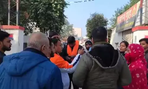 पूजा सामान बेच रहा था मुस्लिम युवक, बंद कराकर हिंदू संगठन ने दी हिदायत पूजा सामान बेच रहा था मुस्लिम युवक, बंद कराकर हिंदू संगठन ने दी हिदायत