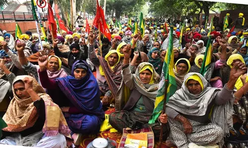 Punjab: बठिंडा, बरनाला में डीसी कार्यालयों के बाहर किसानों का प्रदर्शन
