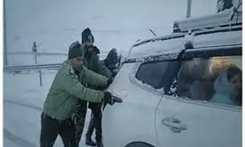 Ganderbal में पुलिस ने पर्यटकों और आम जनता की सहायता की