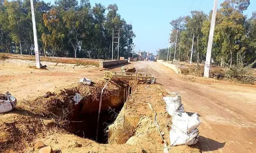 Haryana : फतेहाबाद गांव में सड़क के बीच में खाई यात्रियों की सुरक्षा के लिए खतरा