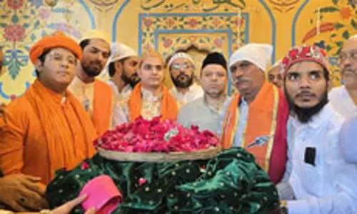 शिवसेना (यूबीटी) प्रमुख उद्धव ठाकरे ने अजमेर दरगाह पर पेश की चादर शिवसेना (यूबीटी) प्रमुख उद्धव ठाकरे ने अजमेर दरगाह पर पेश की चादर