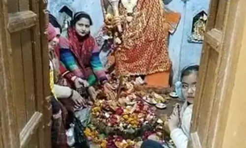 संभल में मिला मंदिर भगवा रंग में आ रहा नजर, भक्तों की लगी भीड़