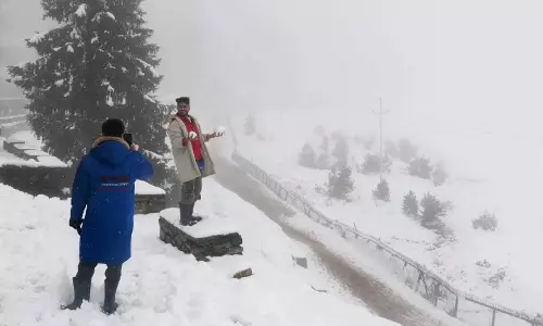 Srinagar सफेद रंग से ढकी ऊंची चोटियां