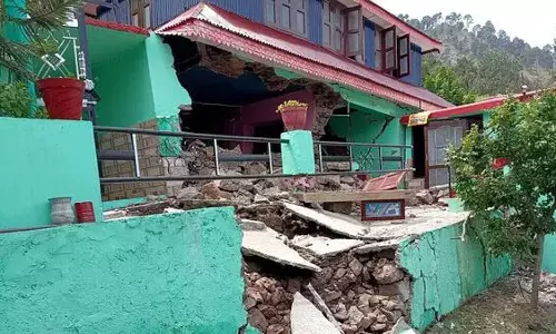 लोरान में भूस्खलन के कारण आवासीय मकान क्षतिग्रस्त लोरान में भूस्खलन के कारण आवासीय मकान क्षतिग्रस्त
