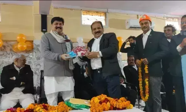 Badaun: आबिद रज़ा ने नवनिर्वाचित अध्यक्ष पवन गुप्ता व पदाधिकारियों का स्वागत किया Badaun: आबिद रज़ा ने नवनिर्वाचित अध्यक्ष पवन गुप्ता व पदाधिकारियों का स्वागत किया