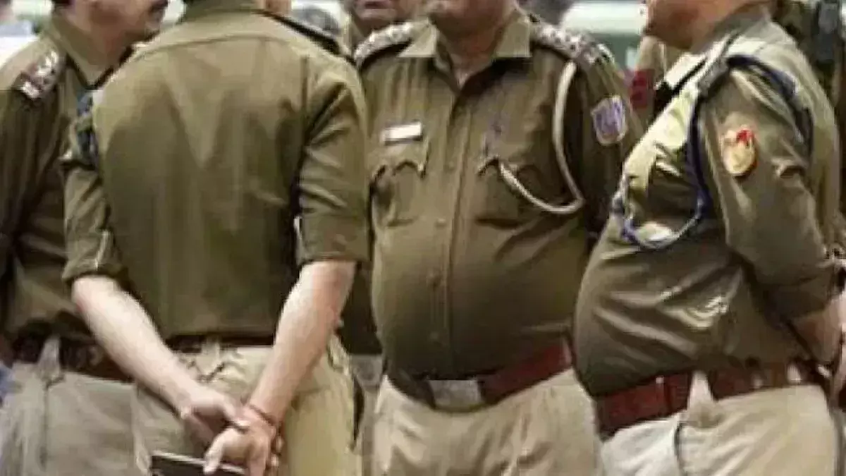 Araria: पुलिस ने अंग्रेजी शराब की बड़ी खेप के साथ स्कॉर्पियो जब्त किया Araria: पुलिस ने अंग्रेजी शराब की बड़ी खेप के साथ स्कॉर्पियो जब्त किया