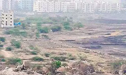 Telangana: राजस्व अधिकारियों ने 300 एकड़ जमीन पर अवैध कब्जे को रोका Telangana: राजस्व अधिकारियों ने 300 एकड़ जमीन पर अवैध कब्जे को रोका
