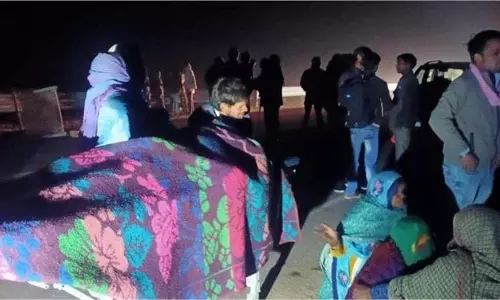 Chhatarpur:   सीमा विवाद के चलते ढाई घंटे तक सड़क पर रखा रहा शव, हंगामा