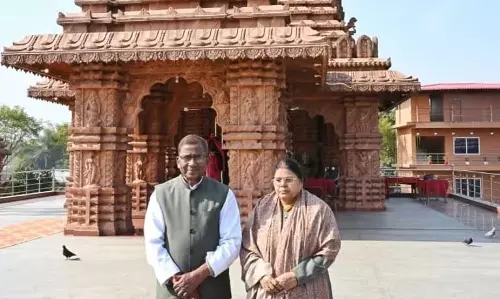 Assam: राज्यपाल लक्ष्मण प्रसाद आचार्य ने डिब्रूगढ़ के जगन्नाथ मंदिर का दौरा किया