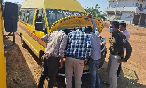 स्कूली बसों की चेकिंग, 23 ड्राईवरों पर चलानी कार्रवाई