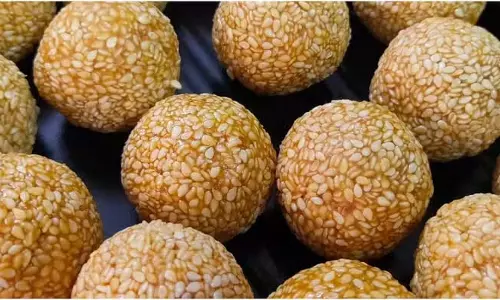 Makar Sankranti 2025: मकर संक्रांति पर बनाएं तिल-गुड़ के लड्डू