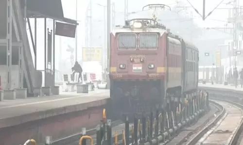 North India के कई हिस्सों में घना कोहरा छाए रहने के कारण कई ट्रेनें देरी से चल रही