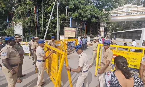 Tamil Nadu: धर्मपुरी कलेक्ट्रेट पर भारी पुलिस बल तैनात