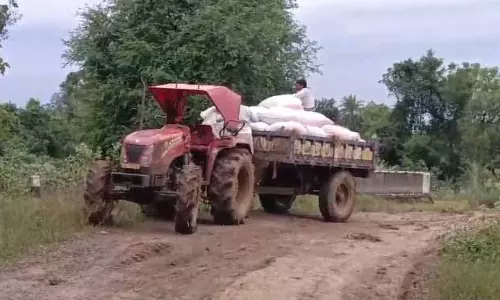 Paralakhemundi किसान आंध्र के व्यापारियों को मजबूरी में धान बेच रहे Paralakhemundi किसान आंध्र के व्यापारियों को मजबूरी में धान बेच रहे