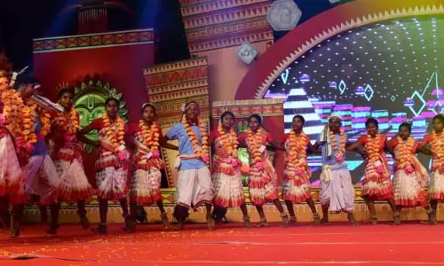 आदिवासी मेले में जनजातीय प्रदर्शनों के साथ भारी भीड़ उमड़ी आदिवासी मेले में जनजातीय प्रदर्शनों के साथ भारी भीड़ उमड़ी