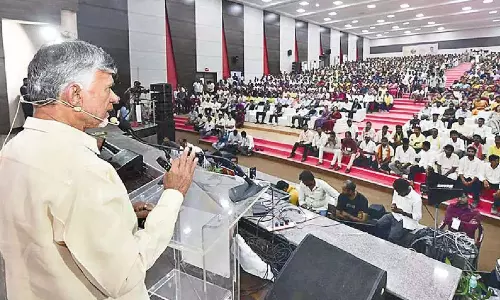 Andhra: मुख्यमंत्री ने घटती प्रजनन क्षमता पर चिंता व्यक्त की Andhra: मुख्यमंत्री ने घटती प्रजनन क्षमता पर चिंता व्यक्त की