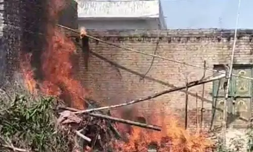 Allahabad: बारिश और तेज हवा से 11 हजार केवी का तार टूटकर घर में गिरा, आग से कोहराम Allahabad: बारिश और तेज हवा से 11 हजार केवी का तार टूटकर घर में गिरा, आग से कोहराम