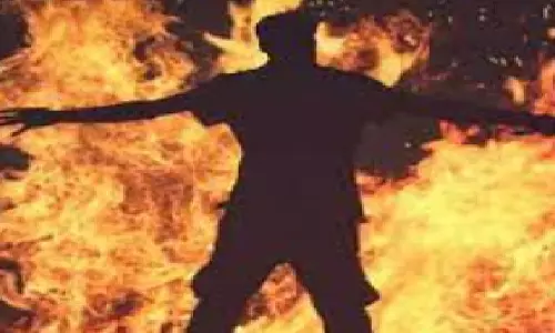 Mathura: युवक ने रेल भवन के सामने पेट्रोल उडेलकर खुद को लगाई आग Mathura: युवक ने रेल भवन के सामने पेट्रोल उडेलकर खुद को लगाई आग