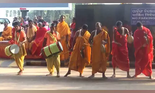 Odisha के लोक नर्तकों ने 18वें प्रवासी भारतीय दिवस सम्मेलन में अतिथियों का स्वागत किया Odisha के लोक नर्तकों ने 18वें प्रवासी भारतीय दिवस सम्मेलन में अतिथियों का स्वागत किया
