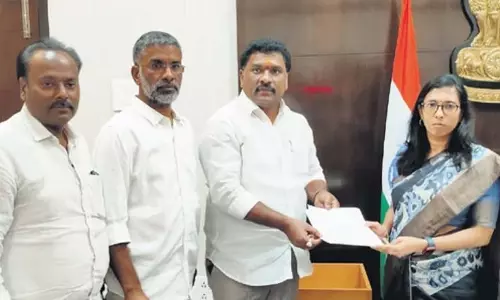 Guntur के मेयर और डिप्टी मेयर ने काउंसिल मीटिंग में हुई अव्यवस्था पर रिपोर्ट सौंपी Guntur के मेयर और डिप्टी मेयर ने काउंसिल मीटिंग में हुई अव्यवस्था पर रिपोर्ट सौंपी