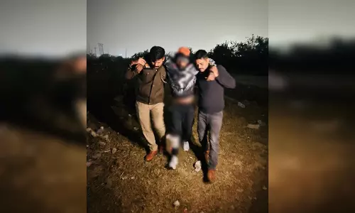 पुलिस और लुटेरे बदमाश के बीच हुई मुठभेड़, अवैध हथियार, लूट के मोबाइल बरामद