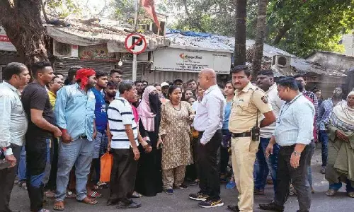 आभूषण निर्माता के दफ्तर के बाहर तनाव:विदेशी कंपनी द्वारा निवेशकों से धोखाधड़ी आभूषण निर्माता के दफ्तर के बाहर तनाव:विदेशी कंपनी द्वारा निवेशकों से धोखाधड़ी