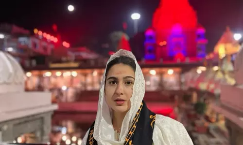 सारा अली खान महादेव के दर्शन किए ऐसे बिताया इस साल का पहला सोमवार सारा अली खान महादेव के दर्शन किए ऐसे बिताया इस साल का पहला सोमवार