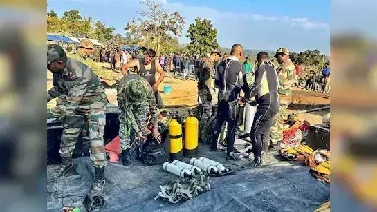 Assam: कोयला खदान में फंसे नौ मजदूरों के रेस्क्यू में जुटी सेना Assam: कोयला खदान में फंसे नौ मजदूरों के रेस्क्यू में जुटी सेना